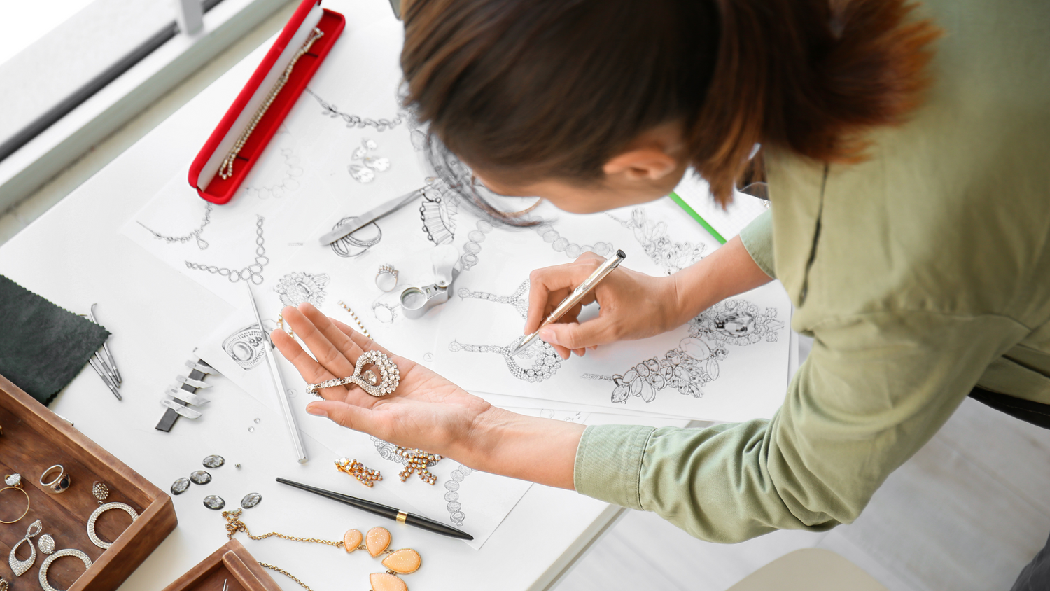 Comment reconnaître un vrai bijou vintage ?