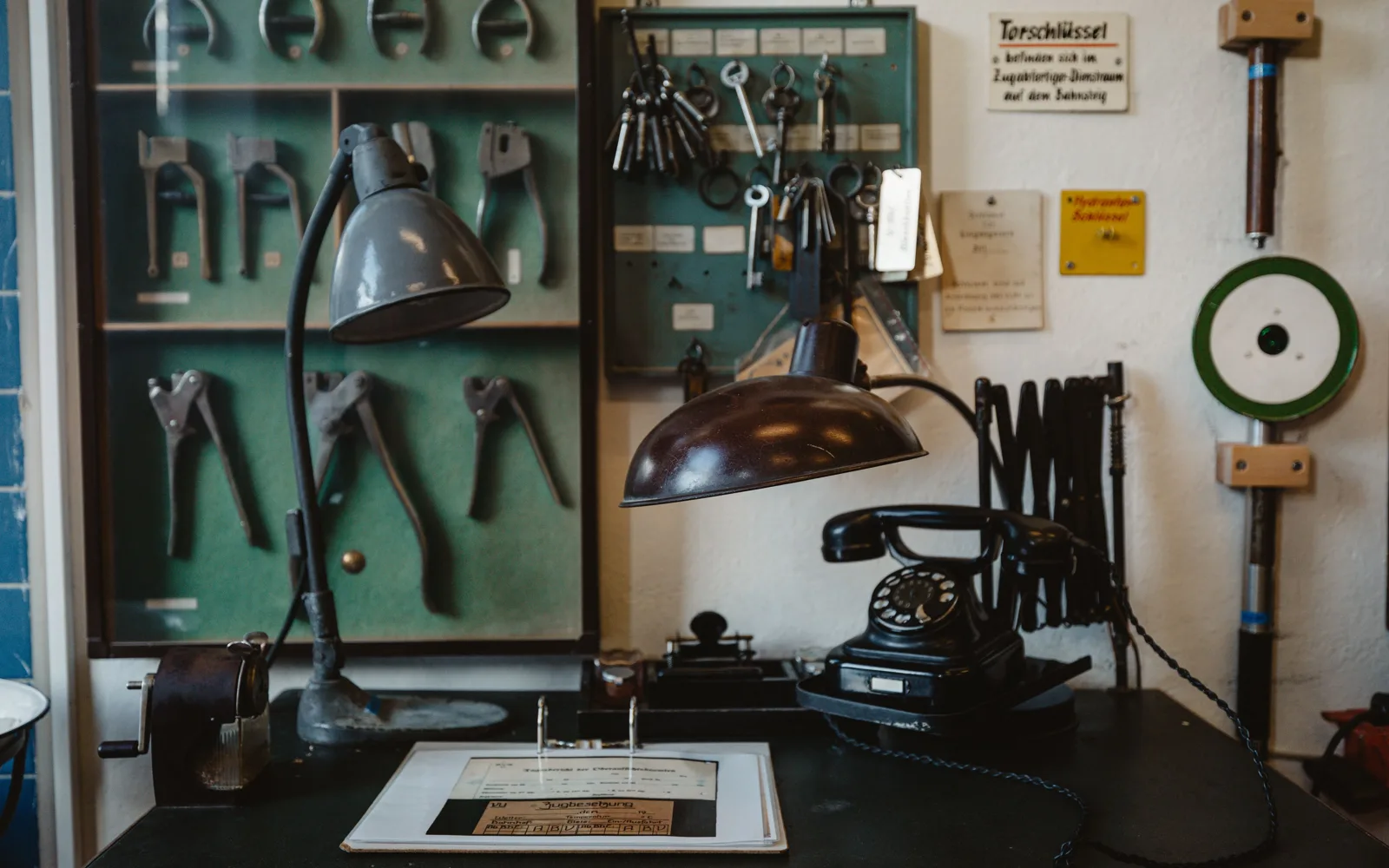 Atelier de la rédaction avec vêtements et objets vintage en cours d’examen