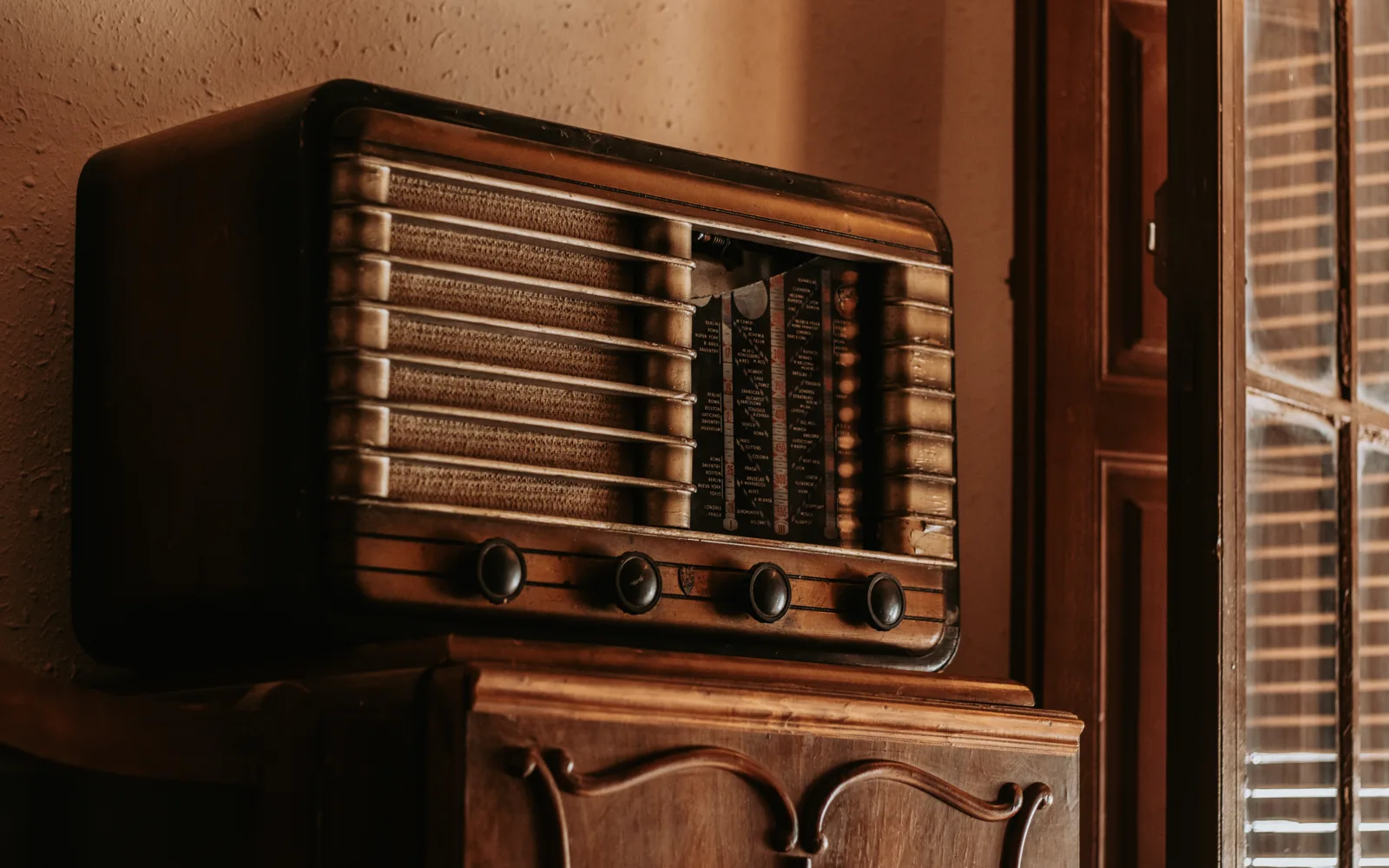 Poste de radio TSF ancien en bois posé sur un buffet