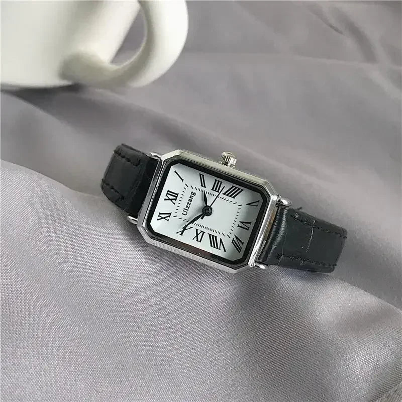 Montre rétro femme carrée